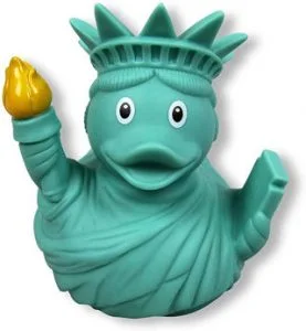 pato de goma estatua de la libertad