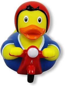 pato de goma en patinete